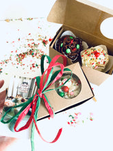 Load image into Gallery viewer, Plume Bake Shoppe Cupcake Duo &quot;Happy  Holidays&quot; Favor Box - 2 Pack
